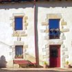 Patio y fachada de los apartamentos rurales